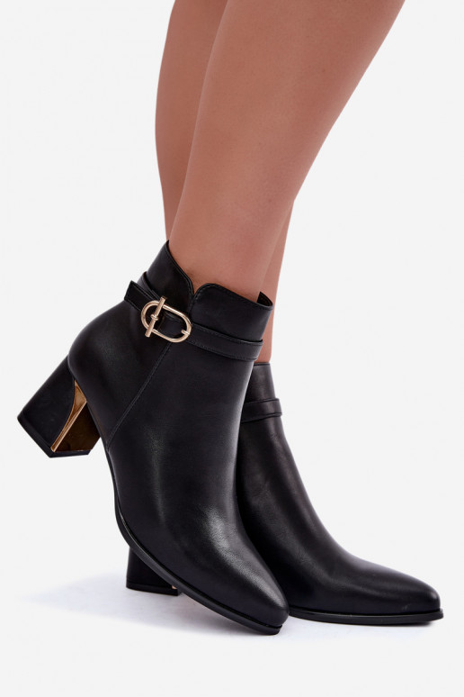 Bottines pour femmes avec des sangles décoratives et des boucles en noir Kordelia