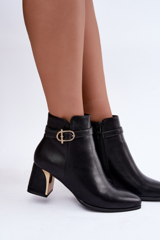 Bottines pour femmes avec des sangles décoratives et des boucles en noir Kordelia