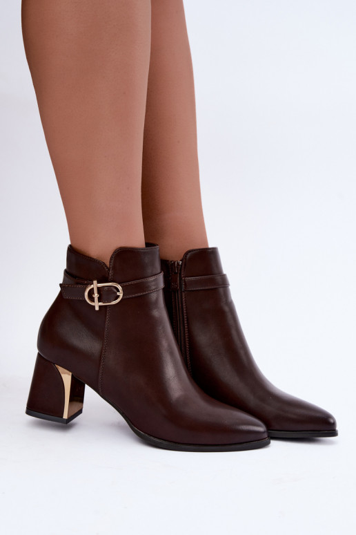 Bottines pour femmes avec des sangles décoratives et des boucles en chocolat Kordelia