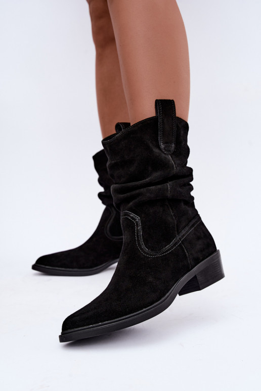 Bottines style cowboy noires en daim synthétique isolées Sergio Leone BT-16