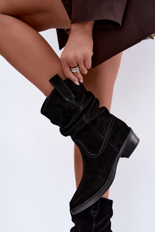 Bottines style cowboy noires en daim synthétique isolées Sergio Leone BT-16