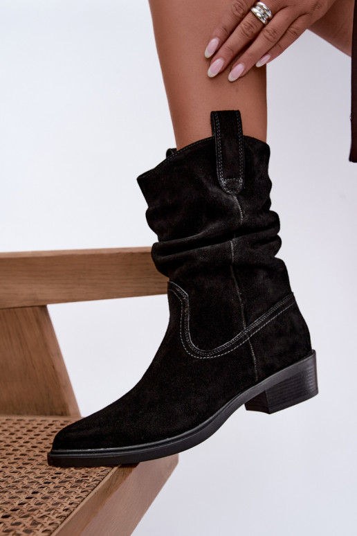 Bottines style cowboy noires en daim synthétique isolées Sergio Leone BT-16