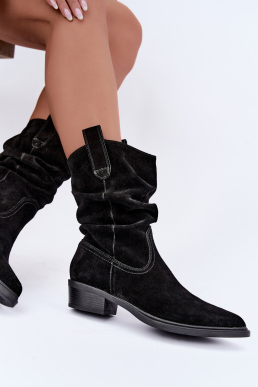 Bottines style cowboy noires en daim synthétique isolées Sergio Leone BT-16