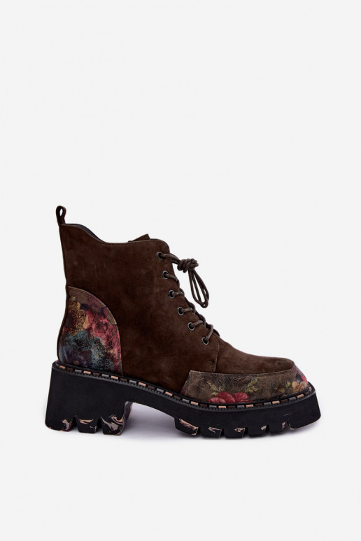 Bottes en daim brunes isolées avec lacets et motifs floraux Artiker 59C0250