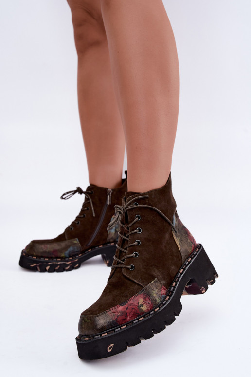 Bottes en daim brunes isolées avec lacets et motifs floraux Artiker 59C0250