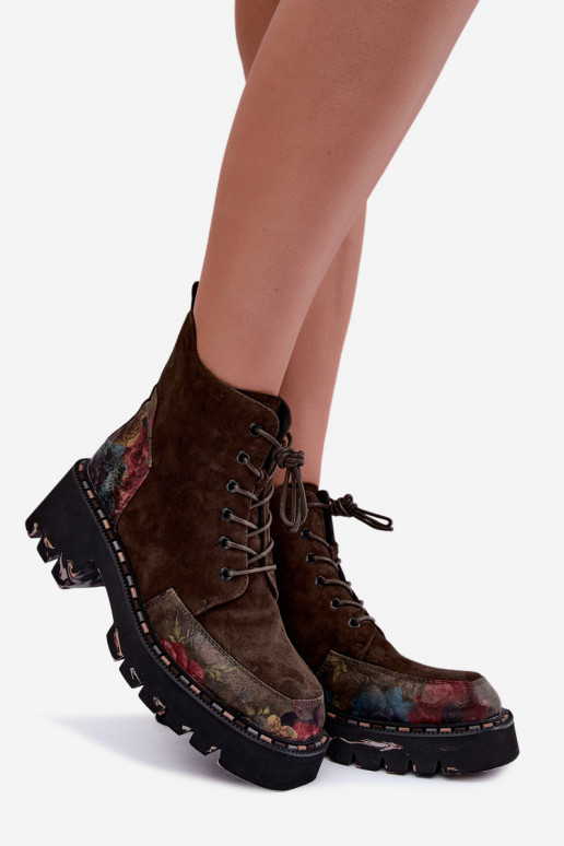 Bottes en daim brunes isolées avec lacets et motifs floraux Artiker 59C0250
