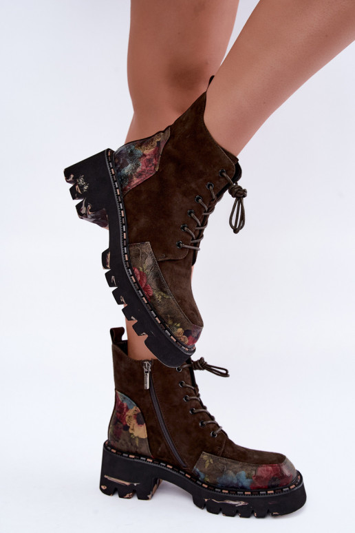 Bottes en daim brunes isolées avec lacets et motifs floraux Artiker 59C0250