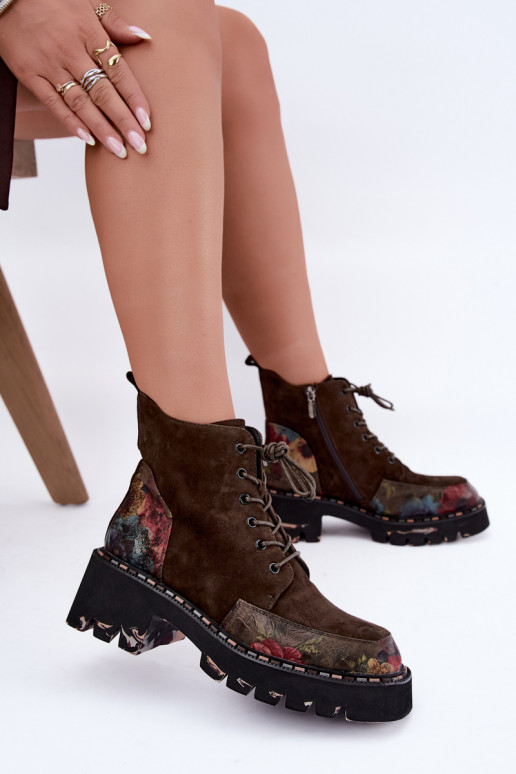 Bottes en daim brunes isolées avec lacets et motifs floraux Artiker 59C0250