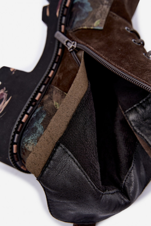 Bottes en daim brunes isolées avec lacets et motifs floraux Artiker 59C0250