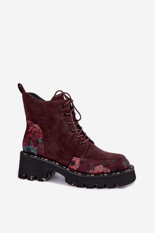 Bottes en daim bordeaux isolées avec lacets et motifs floraux Artiker 59C0248