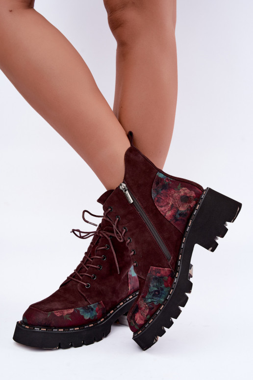 Bottes en daim bordeaux isolées avec lacets et motifs floraux Artiker 59C0248
