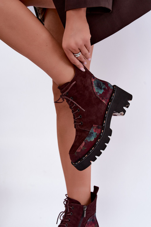 Bottes en daim bordeaux isolées avec lacets et motifs floraux Artiker 59C0248
