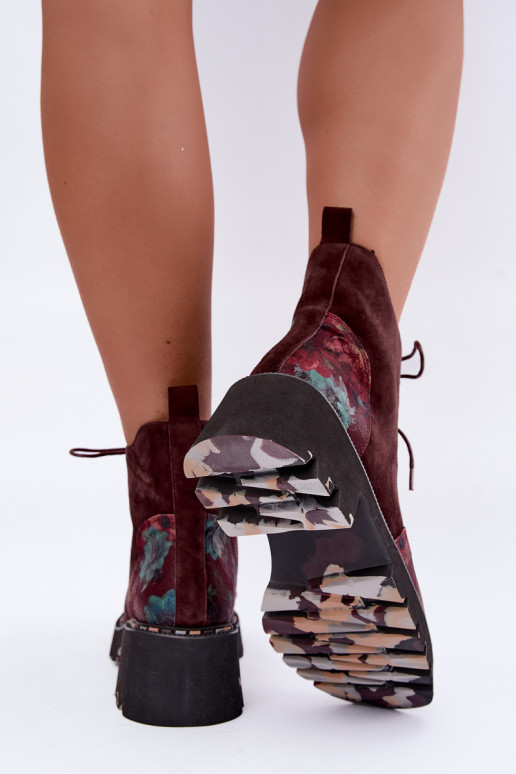 Bottes en daim bordeaux isolées avec lacets et motifs floraux Artiker 59C0248