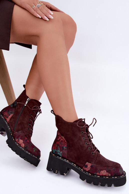 Bottes en daim bordeaux isolées avec lacets et motifs floraux Artiker 59C0248