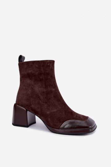 Bottes en daim brunes isolées avec talons Artiker 59C1296