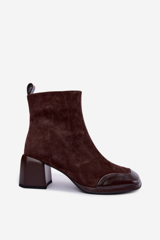 Bottes en daim brunes isolées avec talons Artiker 59C1296