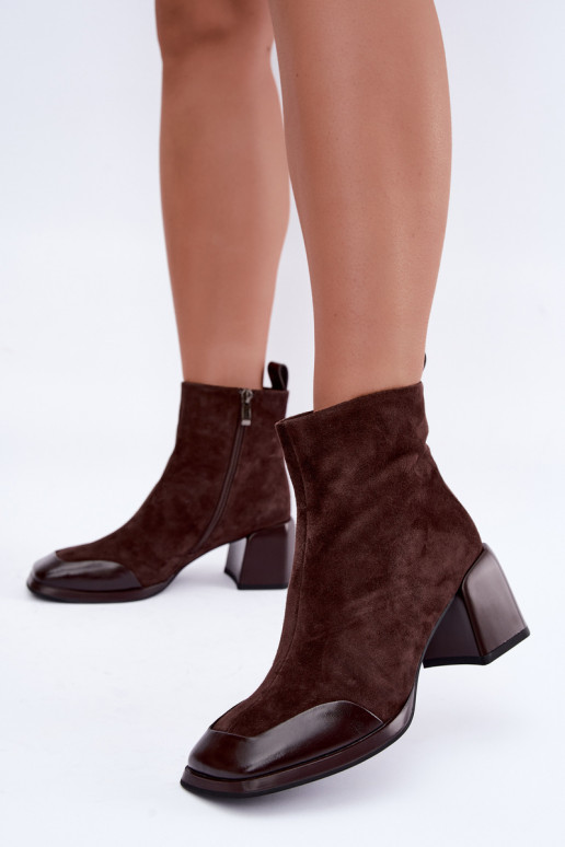 Bottes en daim brunes isolées avec talons Artiker 59C1296
