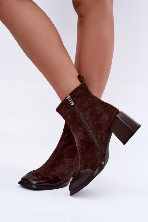 Bottes en daim brunes isolées avec talons Artiker 59C1296