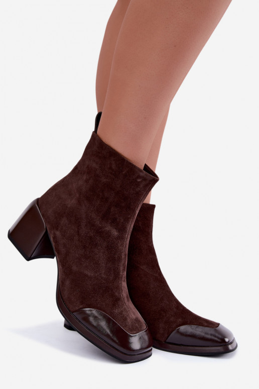 Bottes en daim brunes isolées avec talons Artiker 59C1296
