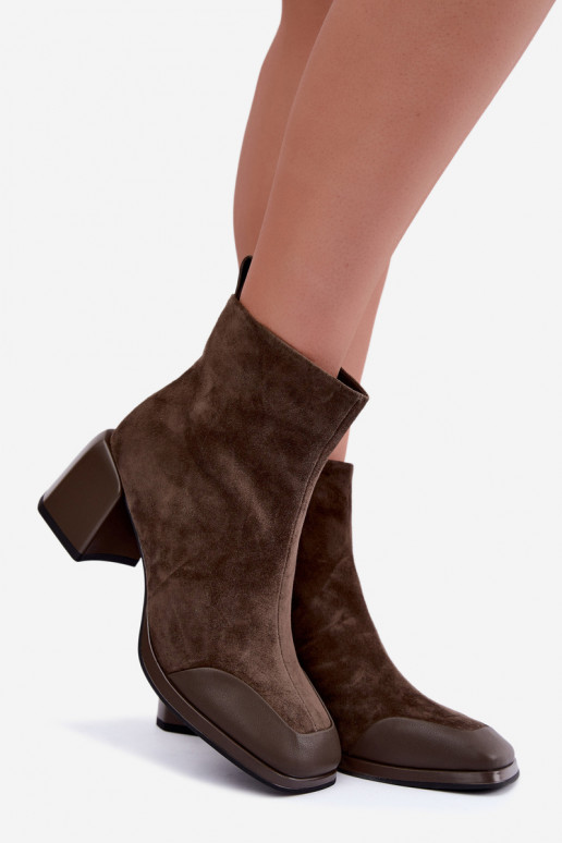 Bottes en daim chaki isolées avec talons Artiker 59C1297