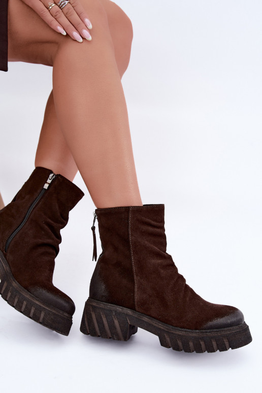 Bottes en daim brunes isolées avec volants Zazoo 60590