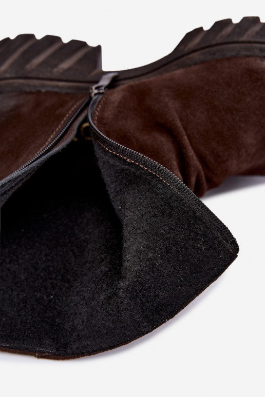 Bottes en daim brunes isolées avec volants Zazoo 60590