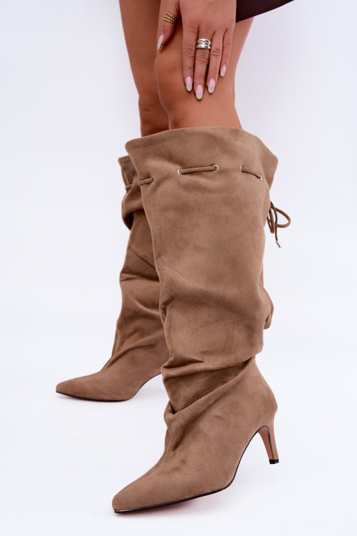 Bottes hautes isolées à enfiler avec talons fins et détails élégants en couleur sable Tivel