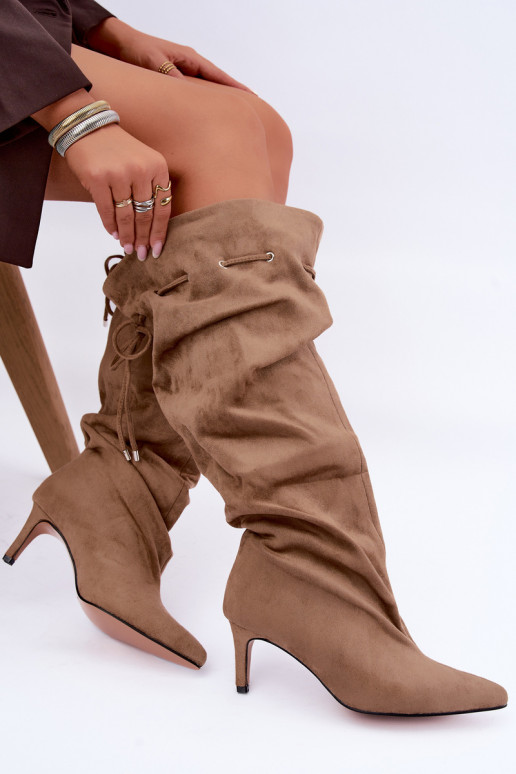 Bottes hautes isolées à enfiler avec talons fins et détails élégants en couleur sable Tivel