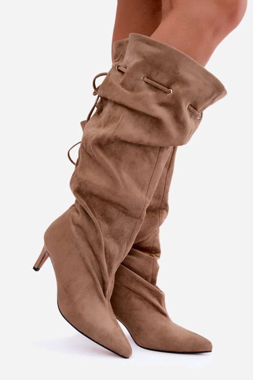 Bottes hautes isolées à enfiler avec talons fins et détails élégants en couleur sable Tivel