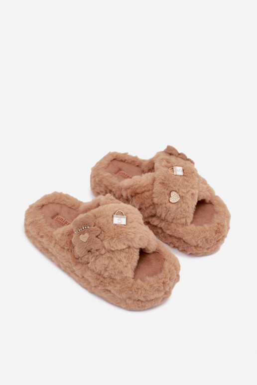 claquettes avec fourrure et beaux détails couleur sable Jesselle