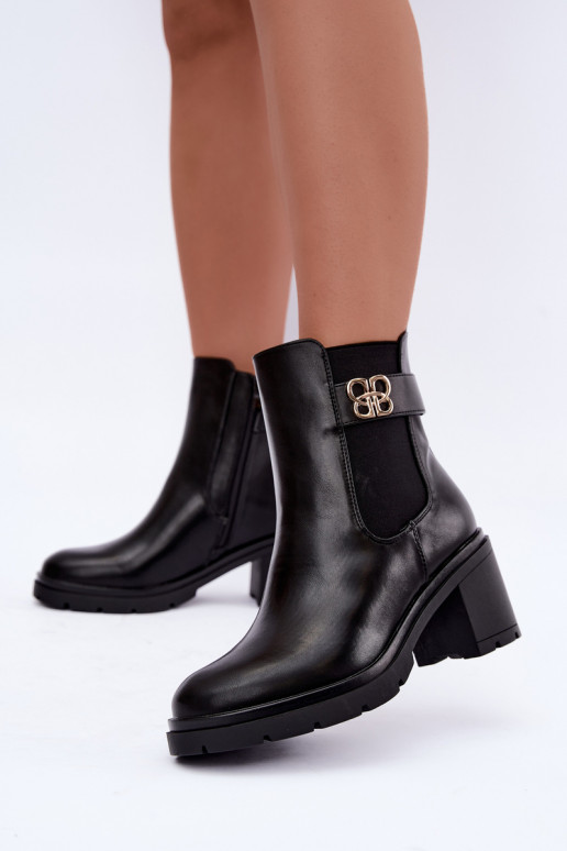Bottines chaudes et élégantes avec des sangles décoratives en noir Irelina