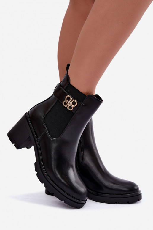 Bottines chaudes et élégantes avec des sangles décoratives en noir Irelina