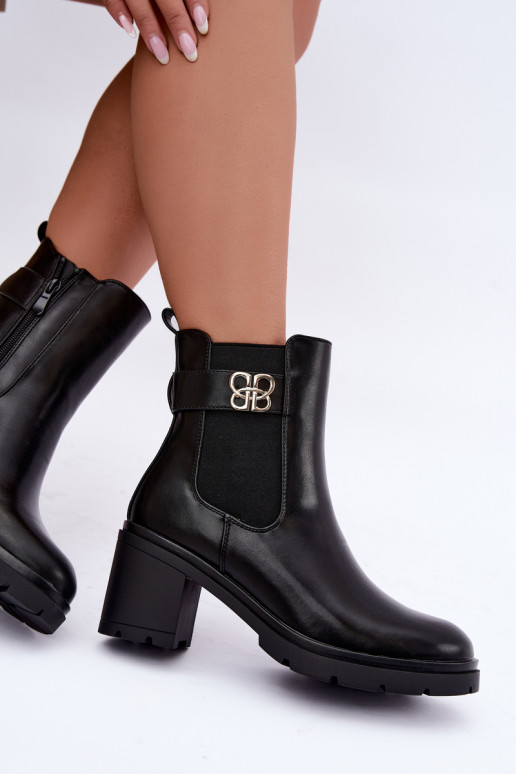 Bottines chaudes et élégantes avec des sangles décoratives en noir Irelina