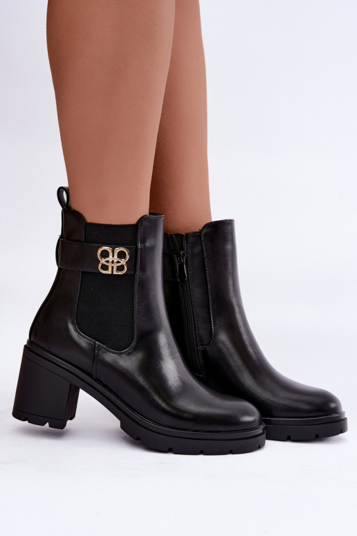 Bottines chaudes et élégantes avec des sangles décoratives en noir Irelina