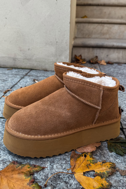 Chaussures beige avec accents noirs et semelle épaisse