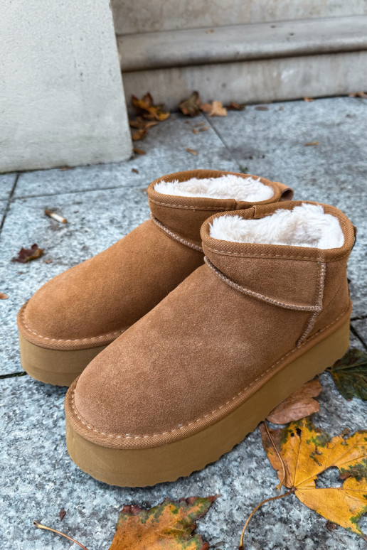 Chaussures beige avec accents noirs et semelle épaisse