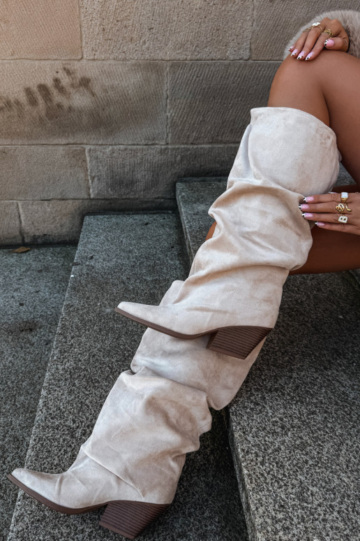 Bottes au-dessus du genou pour femmes avec partie supérieure incurvée et talons en daim couleur sable Durela