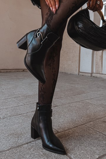 Bottines chaudes avec talons et ornements en noir Isarae