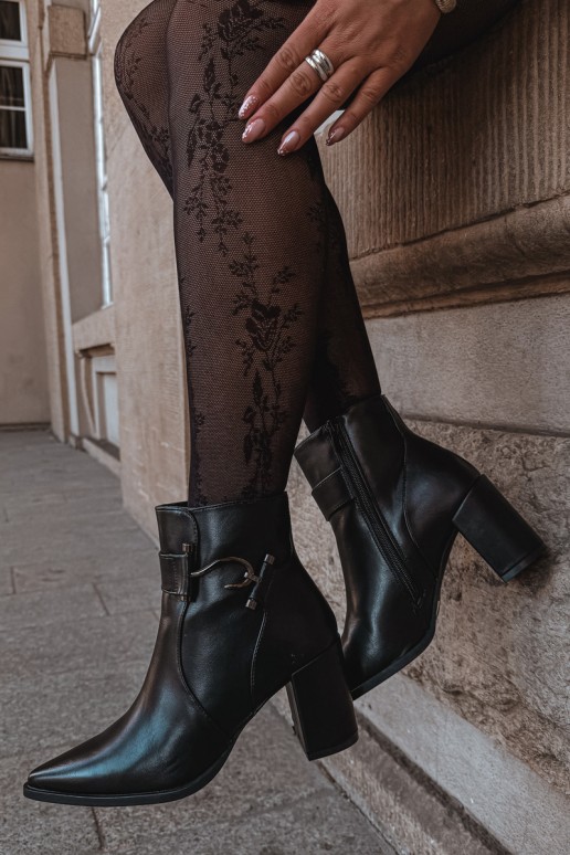 Bottines chaudes avec talons et ornements en noir Isarae