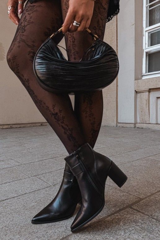 Bottines chaudes avec talons et ornements en noir Isarae