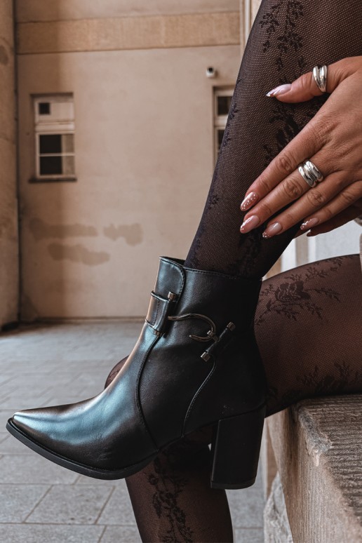 Bottines chaudes avec talons et ornements en noir Isarae