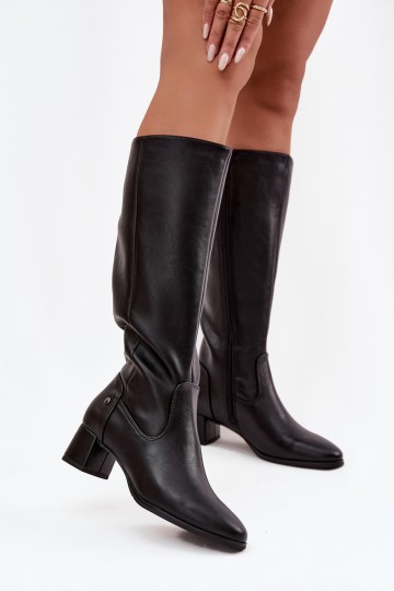 Bottes noires isolées pour femmes au-dessus du genou en cuir avec talons
