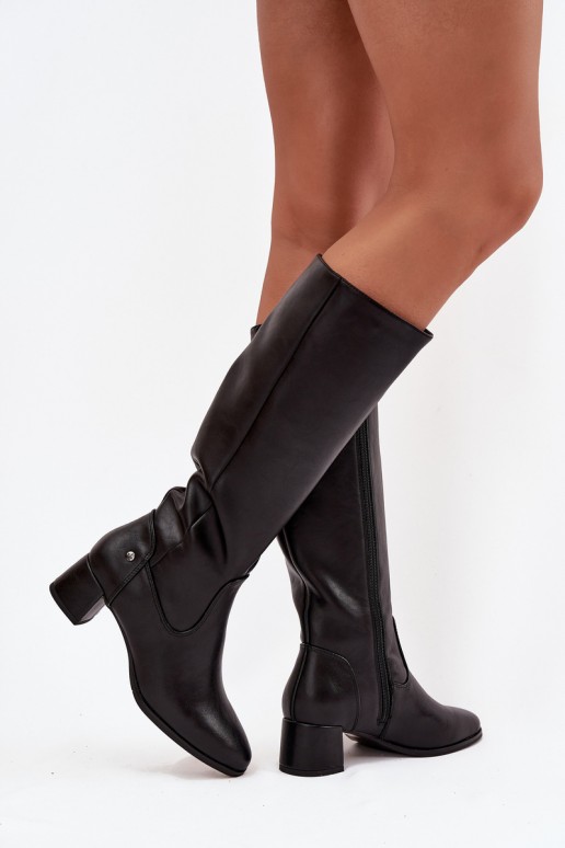 Bottes noires isolées pour femmes au-dessus du genou en cuir avec talons