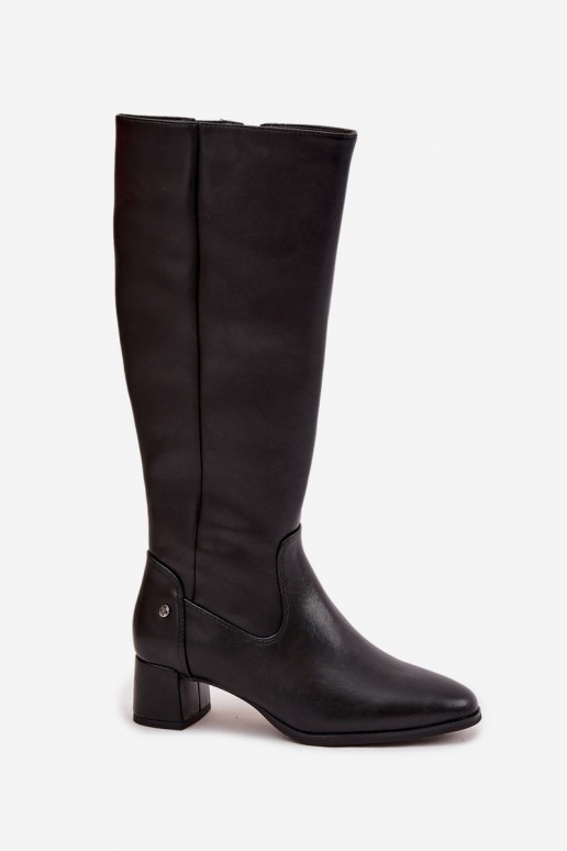Bottes noires isolées pour femmes au-dessus du genou en cuir avec talons
