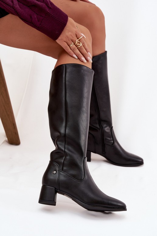 Bottes noires isolées pour femmes au-dessus du genou en cuir avec talons