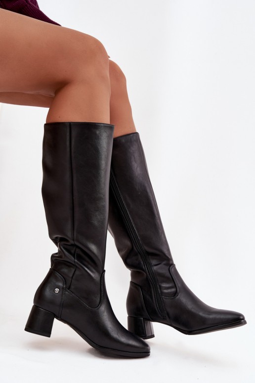 Bottes noires isolées pour femmes au-dessus du genou en cuir avec talons