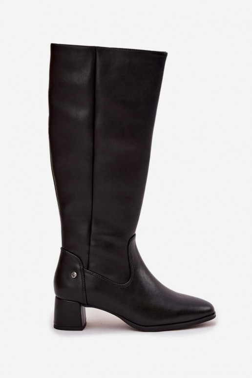 Bottes noires isolées pour femmes au-dessus du genou en cuir avec talons