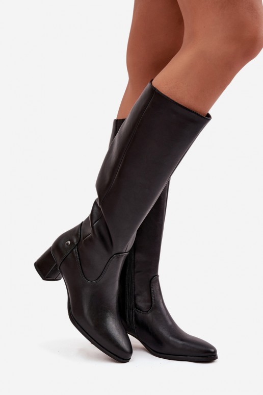 Bottes noires isolées pour femmes au-dessus du genou en cuir avec talons