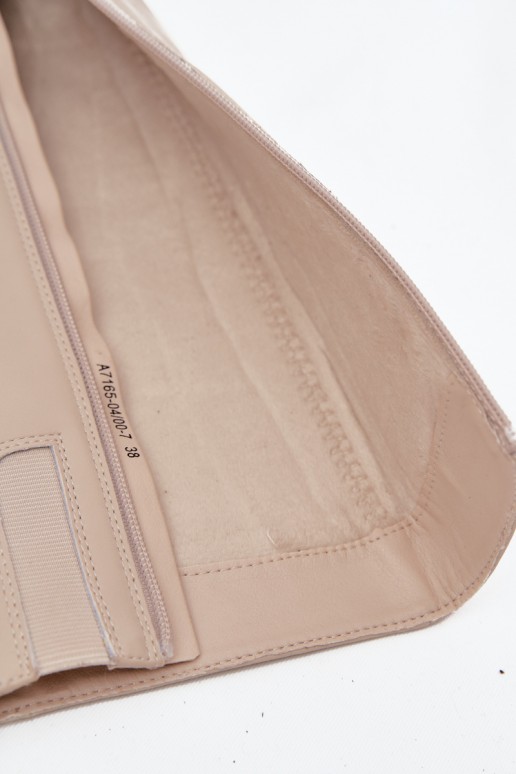 Bottes beiges isolées pour femmes au-dessus du genou en cuir avec talons