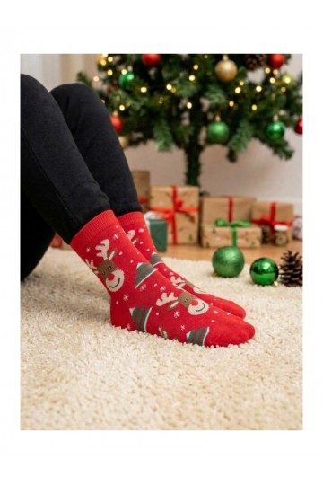 Chaussettes pour enfants avec des rennes souriants et des sapins en rouge
